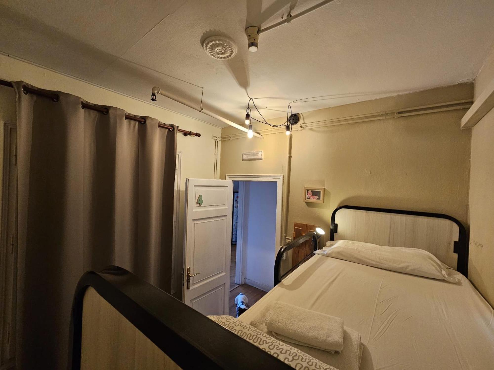 Zweibettzimmer mit Etagenbetten und Gemeinschaftsbad
